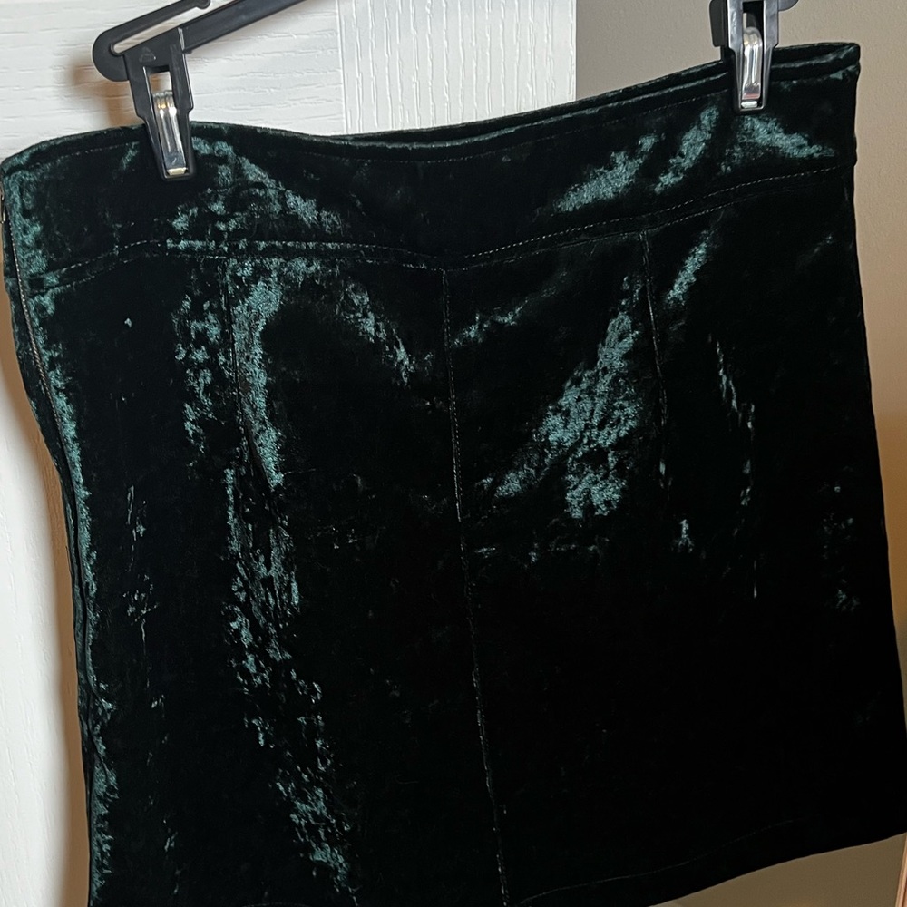 Storia green velvet mini skirt size large, worn once! - Picture 5 of 9
